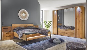 Massivholzbett in luftigen hellem modernen Schlafzimmer